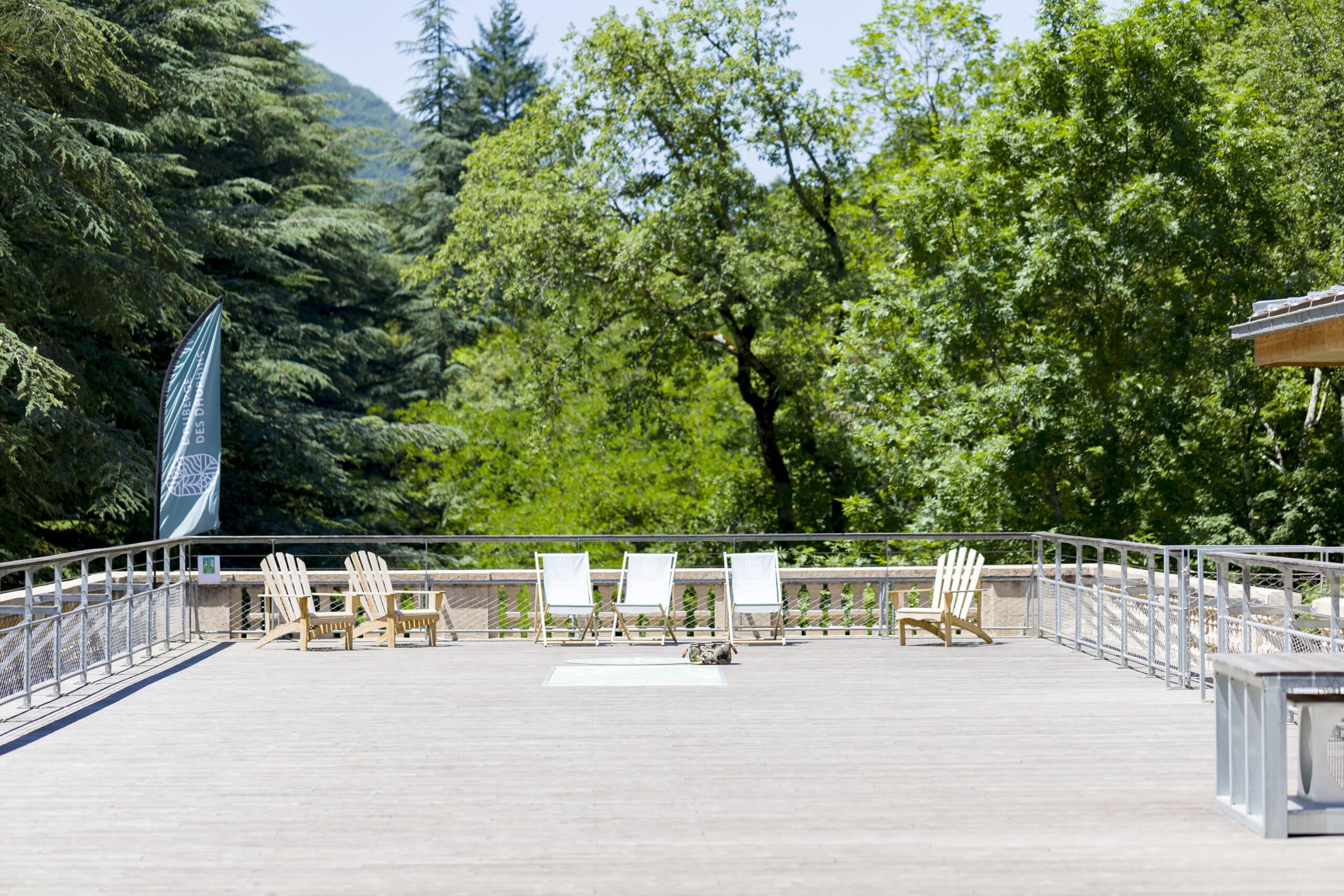 Le toit terrasse de l'Auberge des Dauphins avec.